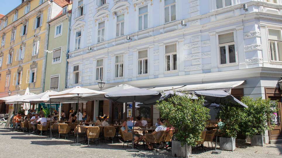 Besucher genießen das Essen im Gastgarten des Lokals dreizehn by Gauster in Graz. | © 5komma5sinne - Helmut Schweighofer