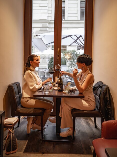 Zwei Frauen genießen einen Moment im El Gaucho im Landhaus. | © 5komma5sinne - Rene Strasser Fotografie 