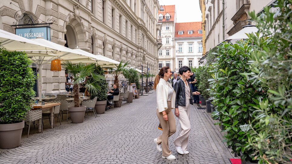 Zwei Frauen spazieren durch die Grazer Landhausgasse - vorbei am Restaurant "El Gaucho". | © 5komma5sinne - Rene Strasser Fotografie 