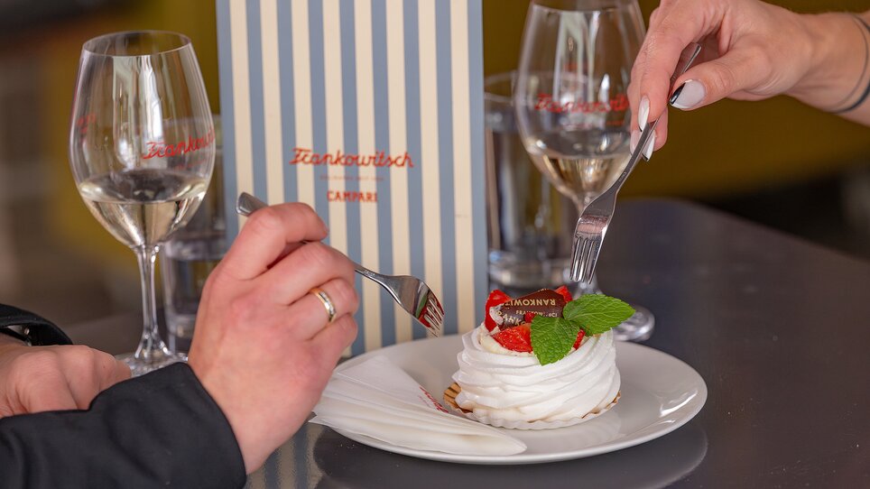 Dessert delizioso da Frankowitsch a Graz con vino. | © 5komma5sinne - Rene Strasser Fotografie