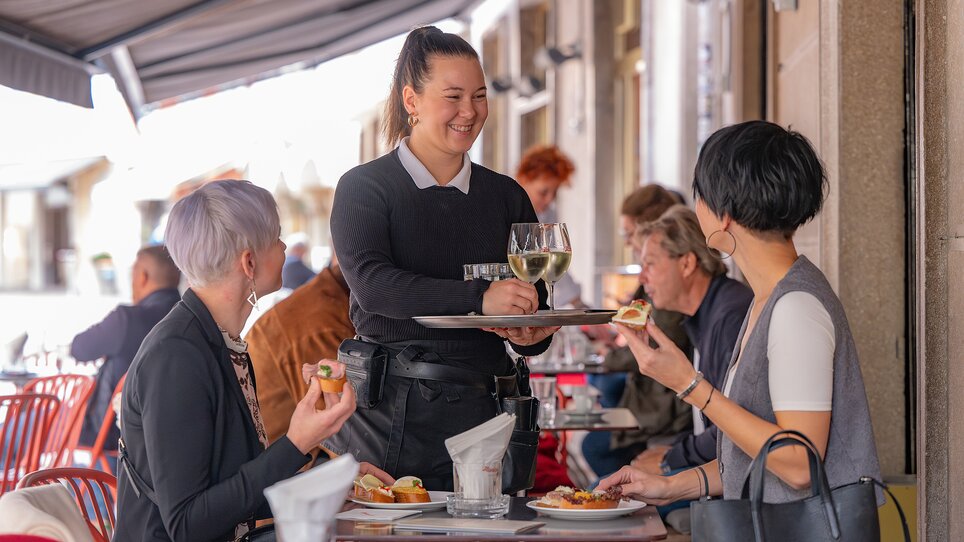 Cameriera che serve gli ospiti al ristorante a Graz. | © 5komma5sinne - Rene Strasser Fotografie