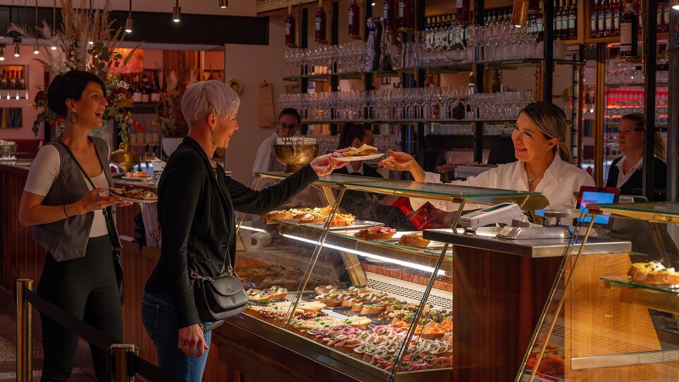 I visitatori gustano piatti deliziosi da Frankowitsch a Graz. | © 5komma5sinne - Rene Strasser Fotografie