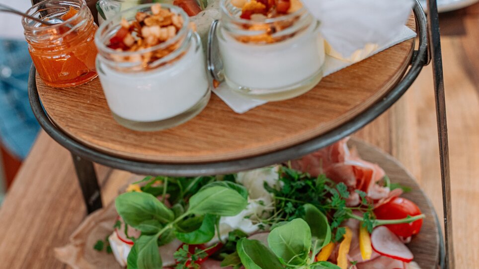 Ein mehrstöckiges Tablett mit Snacks im Tagescafé Freiblick in Graz. | © 5komma5sinne - Rene Strasser Fotografie 