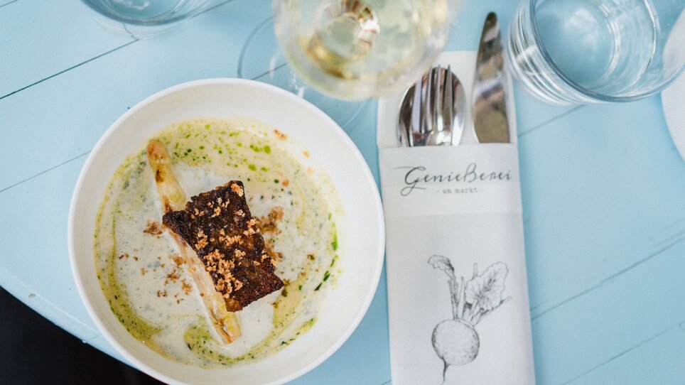 Eine schmackhafte Suppe mit grünem Pesto und knusprigem Brot. | © 5komma5sinne - MotionAds