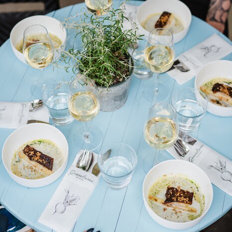 Leckeres Essen und Wein auf einem Tisch im Freien in Graz. | © 5komma5sinne - MotionAds