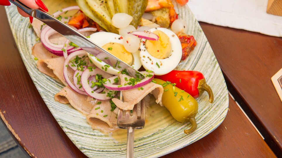 Plate with meat, eggs, and vegetables at Glöckl Bräu in Graz. | © 5komma5sinne - Helmut Schweighofer