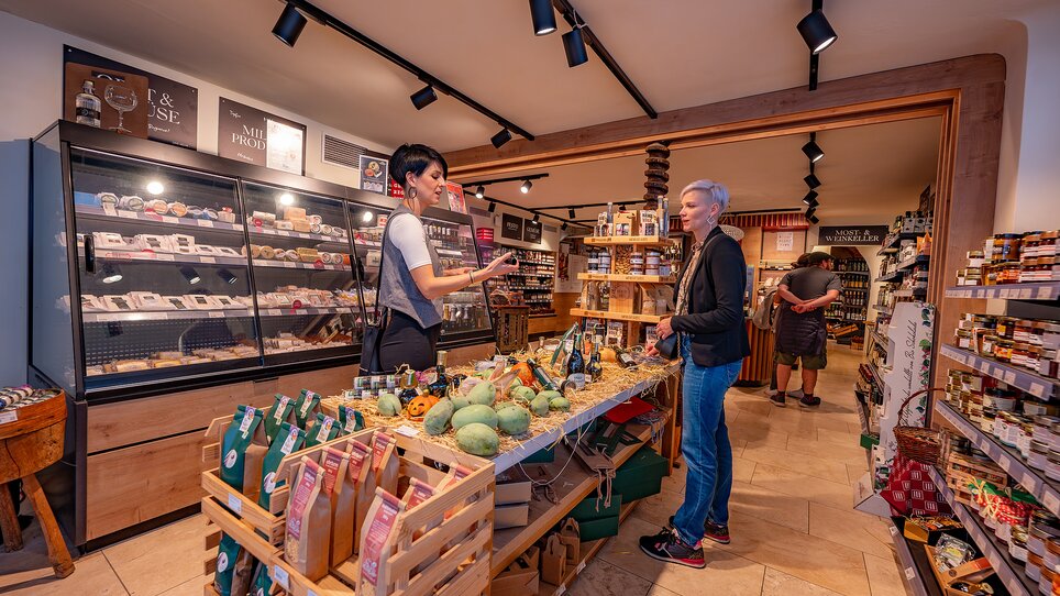 Cliente in consultazione con la venditrice in gastronomia a Graz. | © 5komma5sinne - Rene Strasser Fotografie