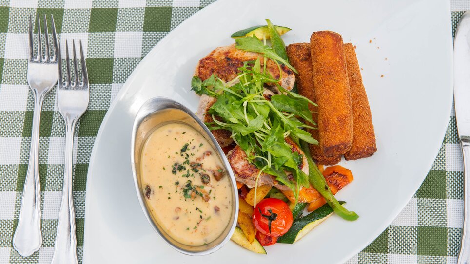 Ein Teller mit gegrilltem Fleisch, Gemüse und Sauce. | © 5komma5sinne - Helmut Schweighofer