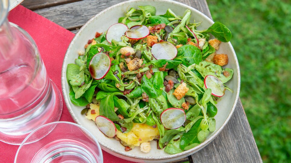 A bowl of fresh salad with radishes, croutons, and green leaves. | © 5komma5sinne - Helmut Schweighofer
