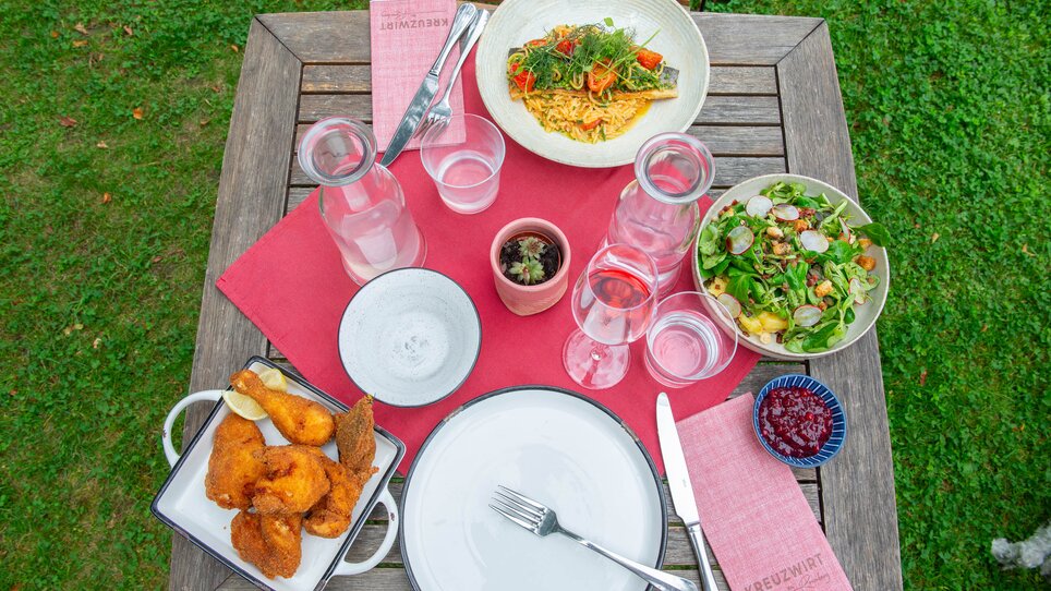 Delicious food at Kreuzwirt am Rosenberg with salad and pasta. | © 5komma5sinne - Helmut Schweighofer