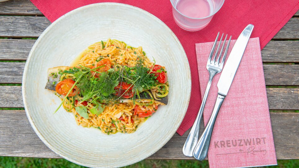 A plate with fish, tomatoes, and pasta at Kreuzwirt am Rosenberg in Graz. | © 5komma5sinne - Helmut Schweighofer