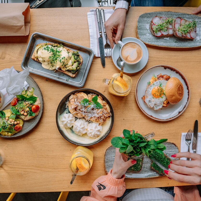 Leckere Speisen im Kunsthauscafé in Graz auf einem Tisch. | © 5komma5sinne - Rene Strasser Fotografie 