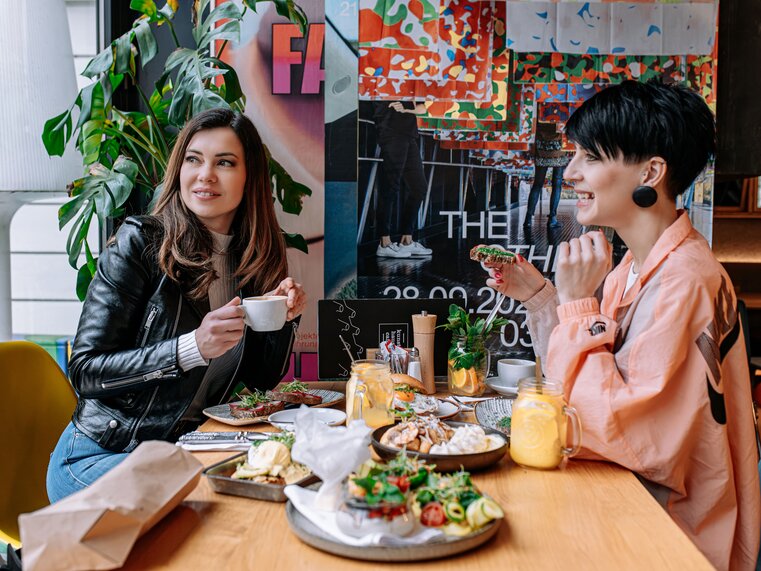 Zwei Frauen im Kunsthauscafé in Graz beim Essen und Trinken. | © 5komma5sinne - Rene Strasser Fotografie 