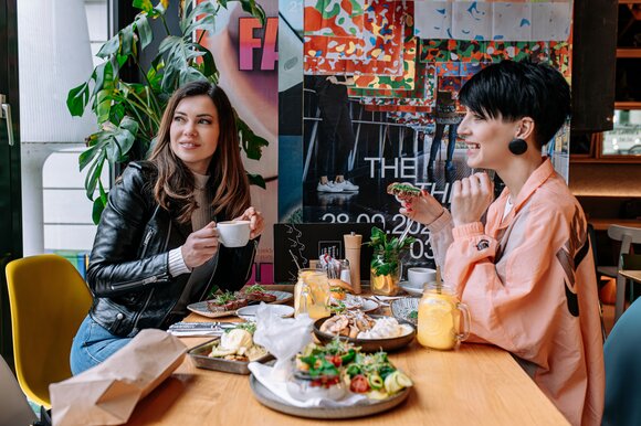 Zwei Frauen im Kunsthauscafé in Graz beim Essen und Trinken. | © 5komma5sinne - Rene Strasser Fotografie 