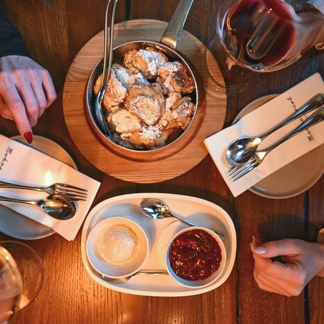 Sicht auf Dessert und Getränke im Mohrenwirt in Graz. | © 5komma5sinne - Rene Strasser Fotografie 