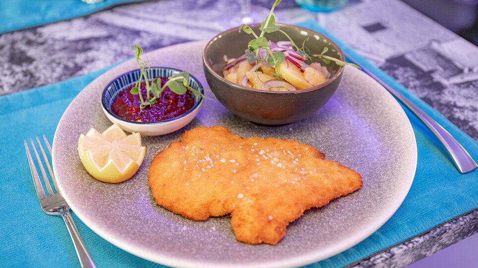 NOVA-AIR in Graz: Zartes Schnitzel mit Beilagen und Sauce. | © 5komma5sinne - Rene Strasser Fotografie