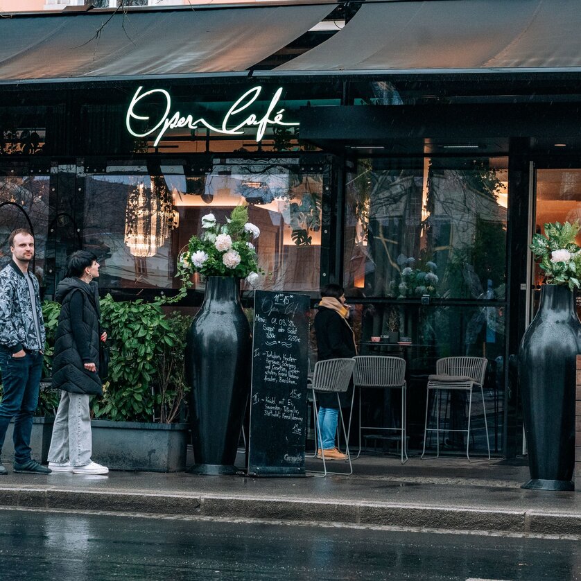 Zwei Personen stehen vor dem Operncafé in Graz, das in der Stadtmitte liegt. | © 5komma5sinne - Rene Strasser Fotografie 