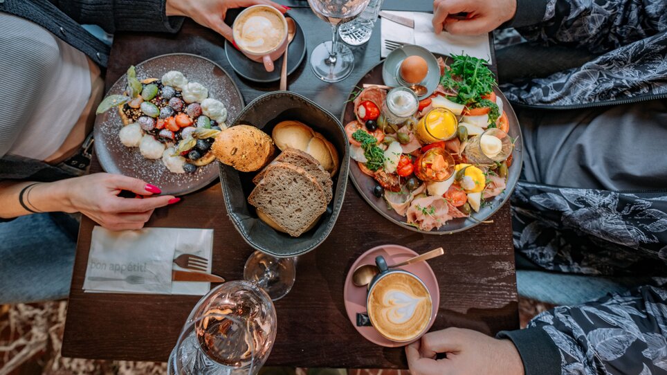 Delicious food at the Operncafé in Graz, featuring a selection of dishes and drinks. | © 5komma5sinne - Rene Strasser Fotografie 