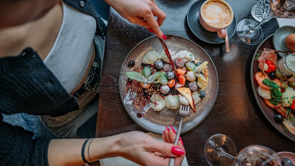 Eine Person genießt ein kunstvolles Frühstück im Operncafé in Graz. | © 5komma5sinne - Rene Strasser Fotografie 