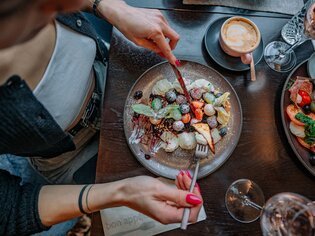 Eine Person genießt ein kunstvolles Frühstück im Operncafé in Graz. | © 5komma5sinne - Rene Strasser Fotografie 