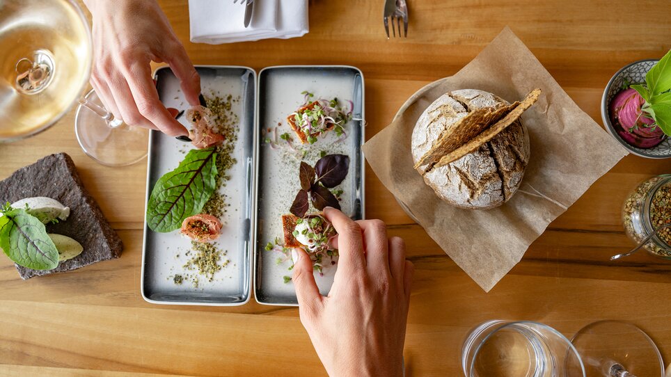 Gourmetgerichte im Schlossberg Restaurant in Graz, stilvoll angerichtet. | © 5komma5sinne - Rene Strasser Fotografie 