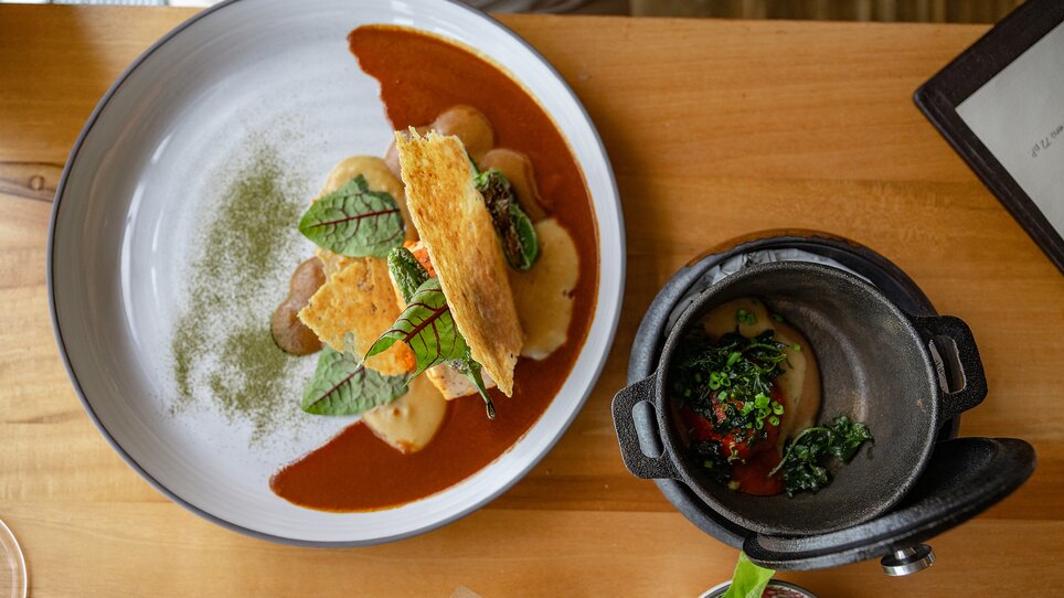 Ein kunstvoll angerichtetes Gericht im Schlossberg Restaurant in Graz. | © 5komma5sinne - Rene Strasser Fotografie