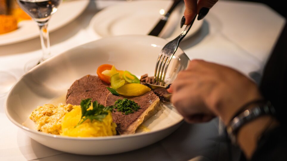 Un piatto al Gasthaus Stainzerbauer di Graz con carne tenera e contorni. | © 5komma5sinne