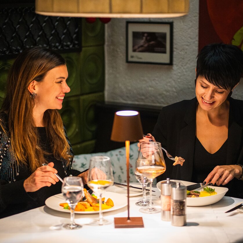 Zwei Frauen genießen ein Abendessen im Gasthaus Stainzerbauer in Graz. | © 5komma5sinne