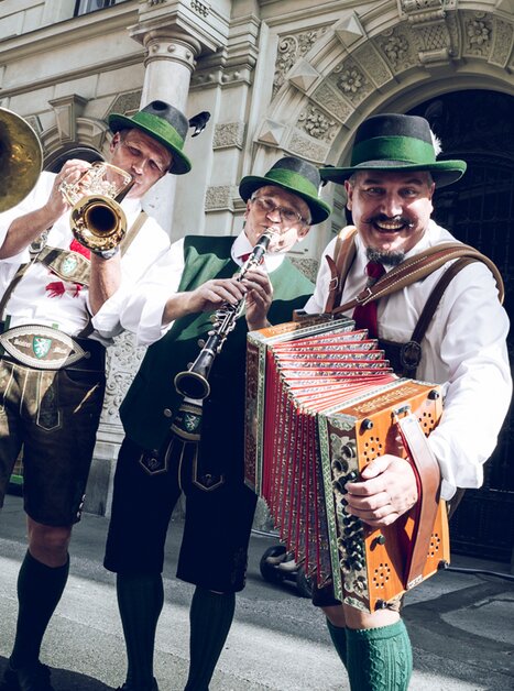 Musicians in traditional costumes playing in Graz. | © Ivents Kulturagentur