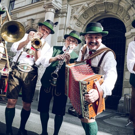 Musicians in traditional costumes playing in Graz. | © Ivents Kulturagentur