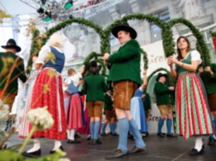 Traditionelle Trachtenträger bei einem Fest in Graz. | © Ivents Kulturagentur