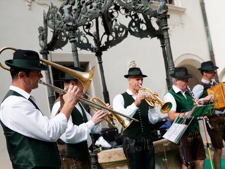 Musiker in traditioneller Kleidung spielen auf einer Veranstaltung in Graz. | © Ivents Kulturagentur
