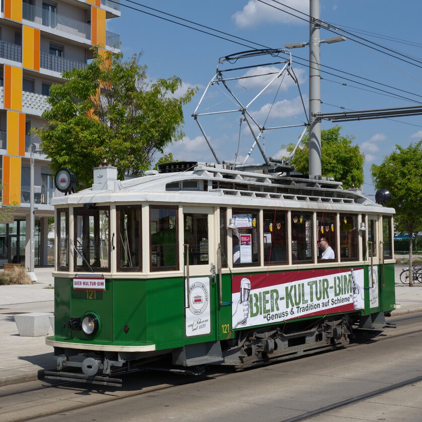 A green tram with 'Bier-Kultur-Bim' sign in Graz. | © Tramway Museum Graz
