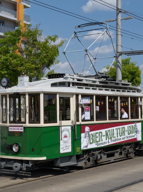 A green tram with 'Bier-Kultur-Bim' sign in Graz. | © Tramway Museum Graz
