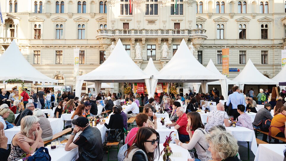 Menschen in Graz genießen Essen und Getränke beim Biofest am Grazer Hauptplatz. | © BIO AUSTRIA Steiermark - Königshofer