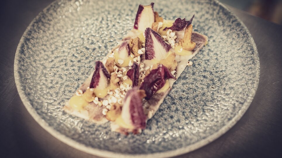 Ein kunstvoll angerichteter Teller mit verschiedenen Zutaten. | © ROLLING PIN