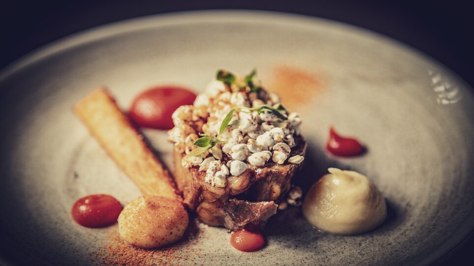 Kreatives Gericht mit einer Kombination aus Popcorn, Saucen und Beilagen. | © ROLLING PIN