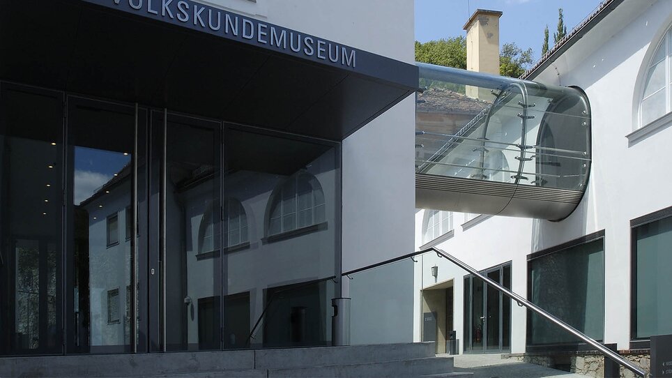 Eingang zum Volkskundemuseum mit moderner Brücke und Fenster. | © Volkskundemuseum