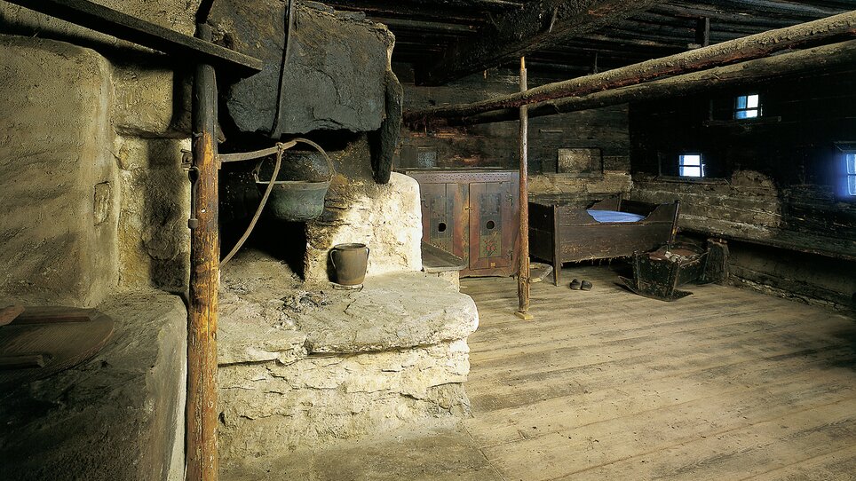 Historischer Raum im Volkskundemuseum mit Holzofen und Möbeln. | © Volkskundemuseum