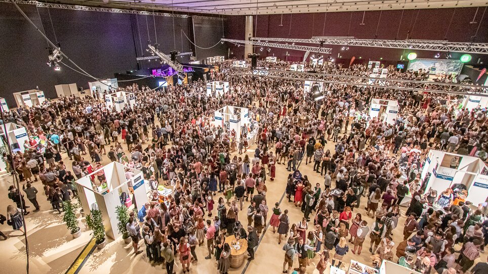Eine große Menschenmenge bei der Steirischen Junkerpräsentation in Graz. | © Wein Steiermark - fotokuchl