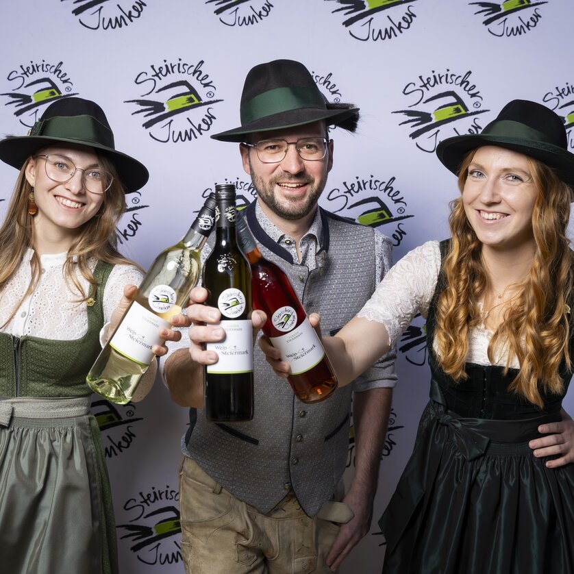 Three individuals presenting drinks at a wine tasting event in Graz. | © Wein Steiermark - Werner Krug