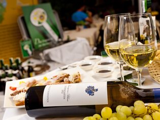 White wine, pumpkin seed oil and bread at a pumpkin seed oil tasting in Graz. | © Graz Tourismus - Werner Krug