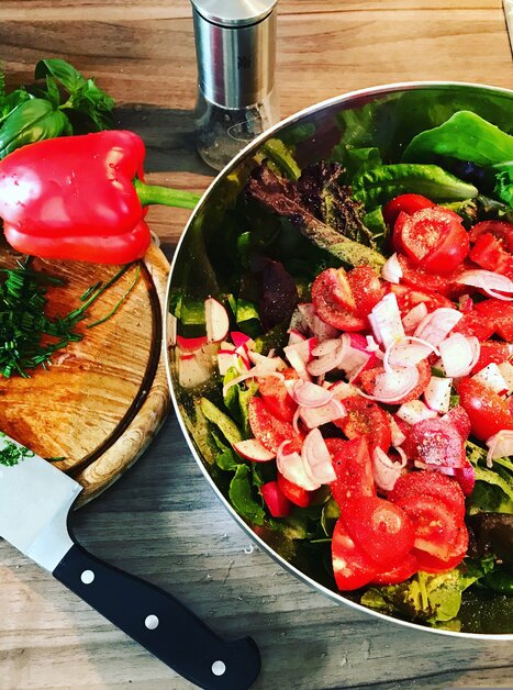 Eine große Schüssel Salat mit Tomaten, Zwiebeln und Kräutern. | © pixabay