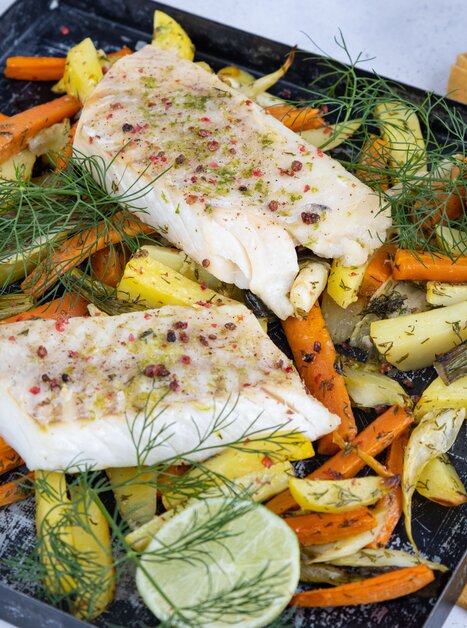 Zwei Fischfilets auf einem Gemüsebett mit Limette und Dill. | © pixabay
