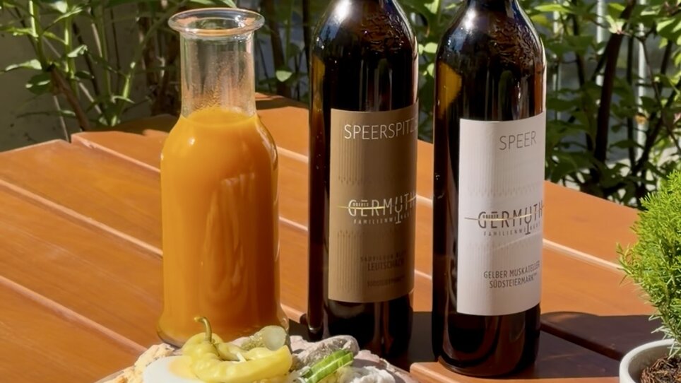 Vino bianco, vino rosso e un vassoio con formaggio e prosciutto. | © Schanzlwirt