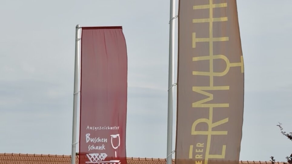 Due bandiere del Buschenschank Germuth allo Schanzlwirt. | © Schanzlwirt