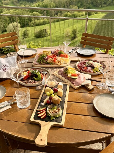 Feine Platten mit Käse, Wurst und frischem Gemüse auf einem Tisch. | © Schanzlwirt