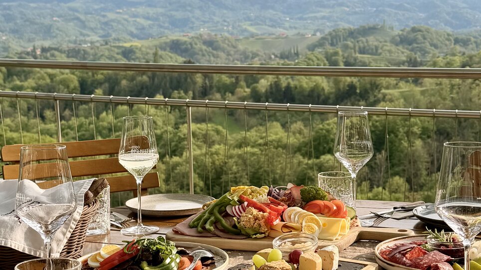 Un tavolo apparecchiato con piatti locali e vista sulla natura. | © Schanzlwirt