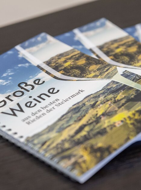 Broschüren über große Weine der Steiermark auf einem Tisch. | © Wein Steiermark - fotokuchl