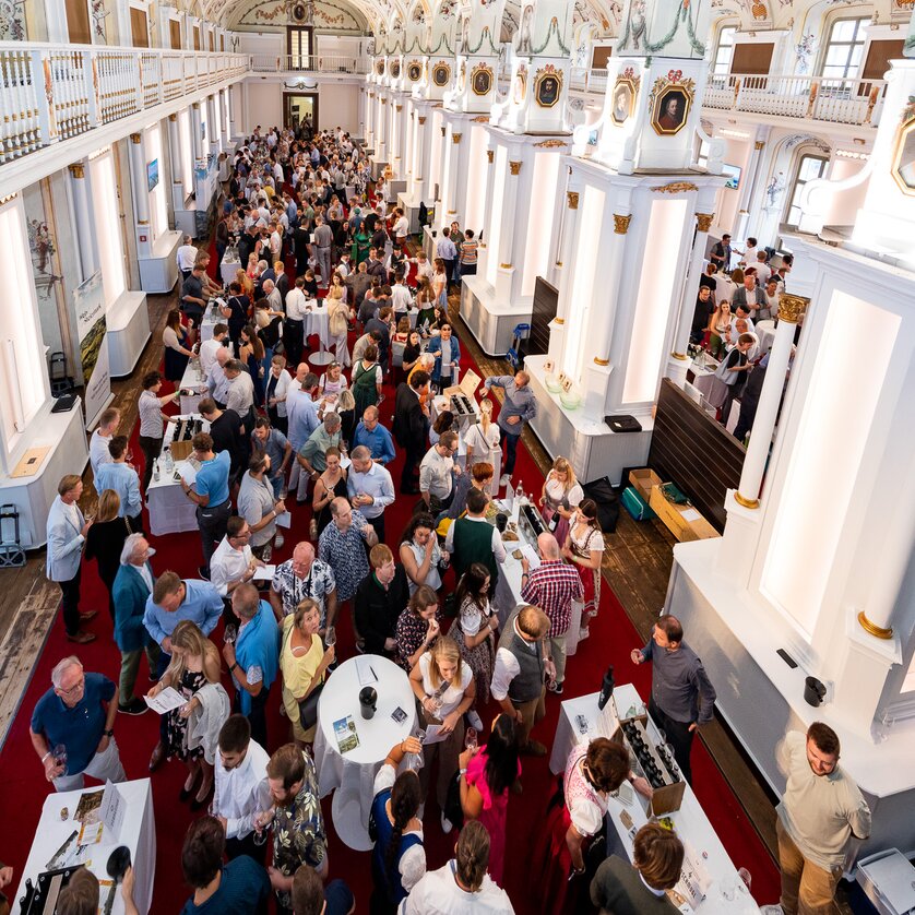 Große Menschenmenge bei der Riedenweinpräsentation in Graz. | © Wein Steiermark - fotokuchl